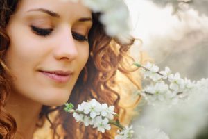 Peeling gruboziarnisty – jak działa i jakie ma korzyści?