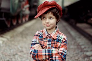 Eleganckie ubranie dla chłopca na uroczystość rodzinną