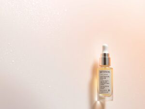 Retinol a skóra odwodniona: jak stosować, by uniknąć podrażnień i wspomóc nawilżenie